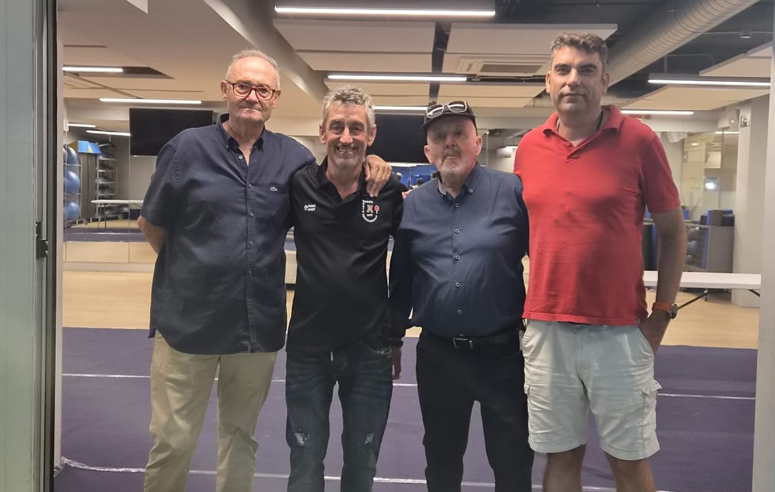 Membres del club a l'antiga sala de Can Roca, 19 anys després