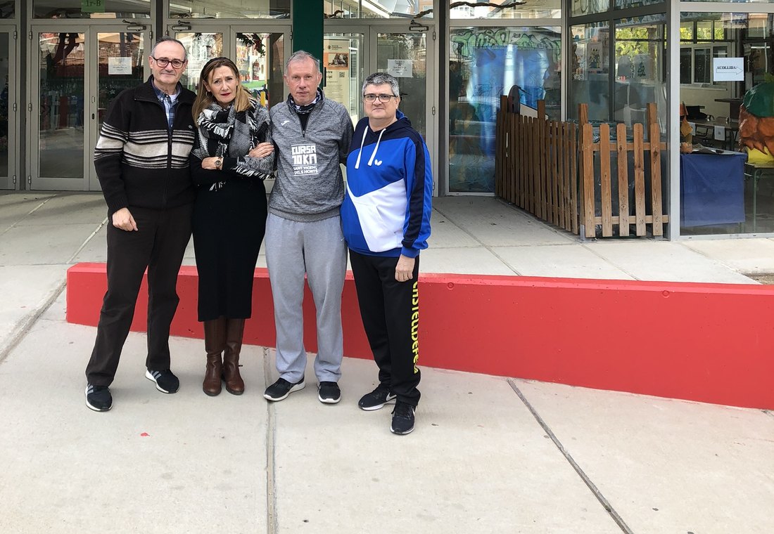 Representants del club a l'entrada de l'Escola Lluís Vives