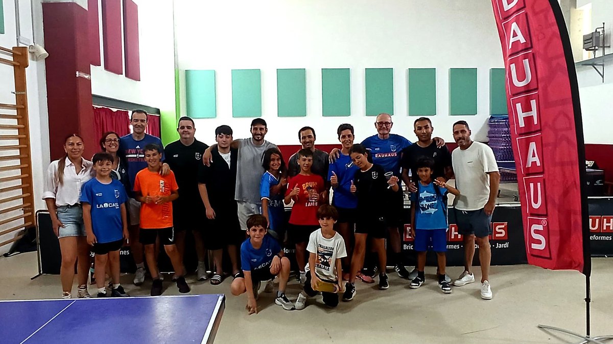 Nens, nenes i adults de l'escola del CTT Castelldefels