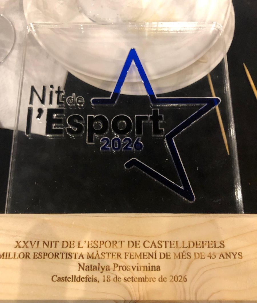 Trofeu de la XXVI Nit de l'Esport de Castelldefels lliurat a Natalya Prosvirnina